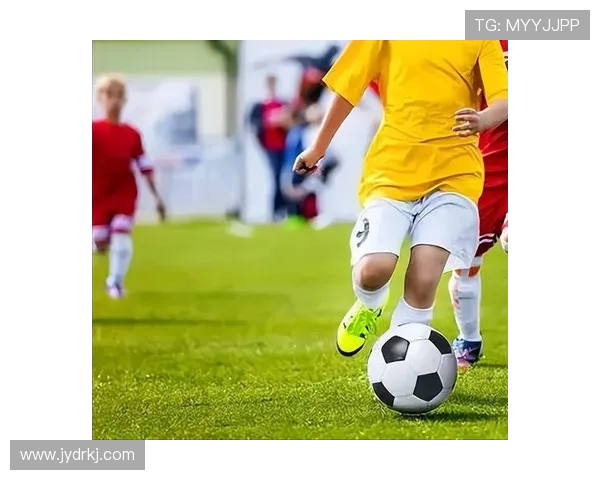 与足球明星亲密接触的瞬间记录我的足球梦与偶像的合影故事