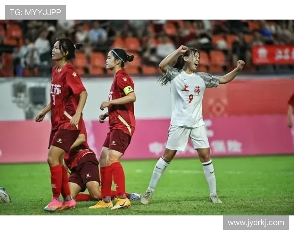 上海足球队在足球团队协作排行榜中荣获第九名展现团队精神与实力