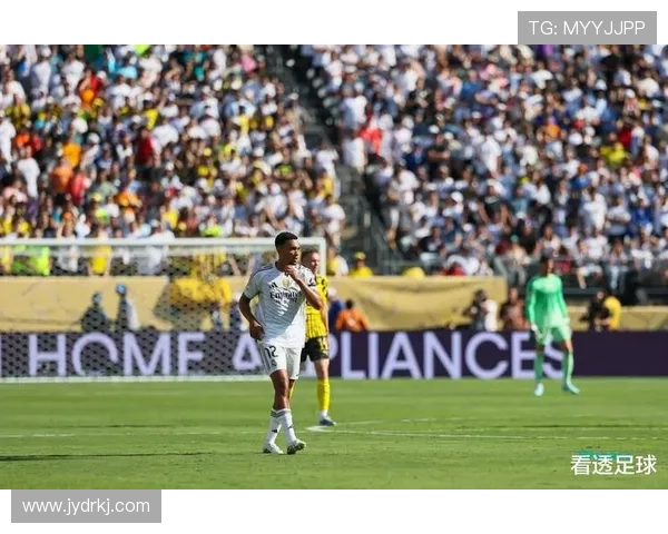 偶遇足球巨星路人心中的惊喜与感动瞬间 偶遇足球巨星路人心中的惊喜与感动瞬间