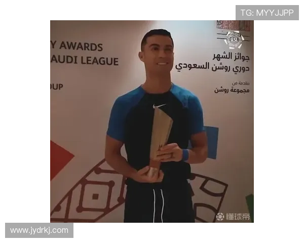 足球明星荣耀时刻握紧奖杯展现辉煌成就与激情瞬间