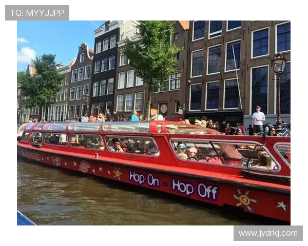 意大利街头漫步的足球明星们与城市风景的完美邂逅